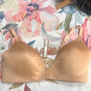 Skims wireless form T-shirt bra